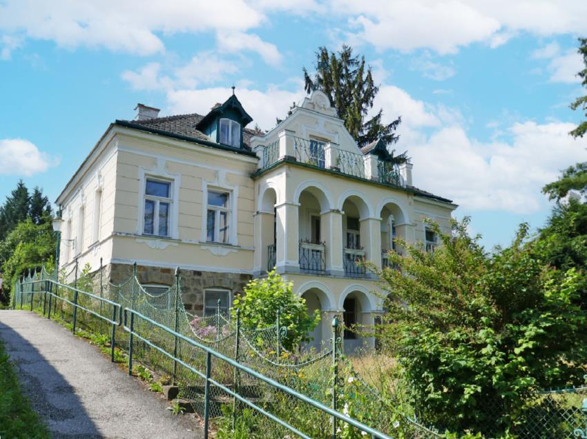 Prunkvolle Jahrhundertwendevilla mit Blick auf die Burg Neulengbach